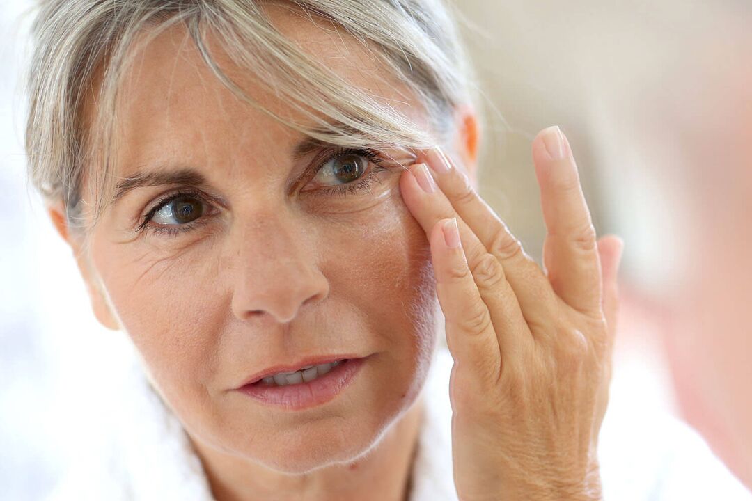 50 yaş üstü kadınların genç kalmasına yardımcı olmak için kendi kendine yüz masajı